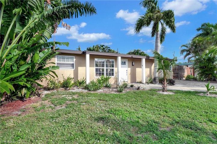 2123  Holiday  LN, NAPLES, FL 34104