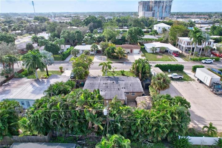 2123  Holiday  LN, NAPLES, FL 34104