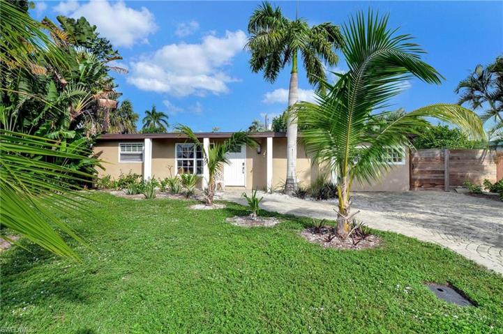 2123  Holiday  LN, NAPLES, FL 34104
