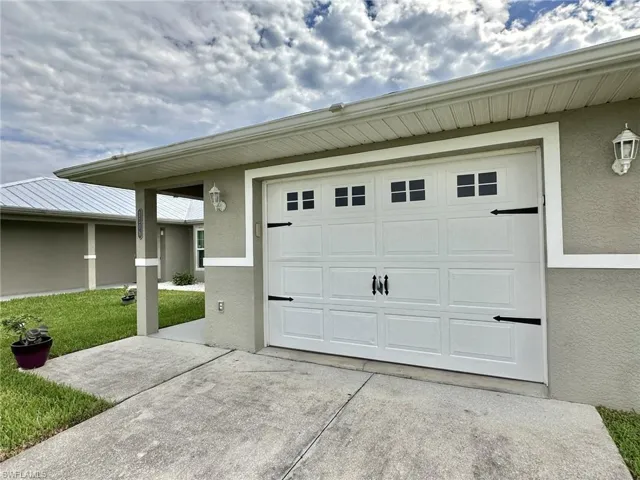 2306 garage with decor