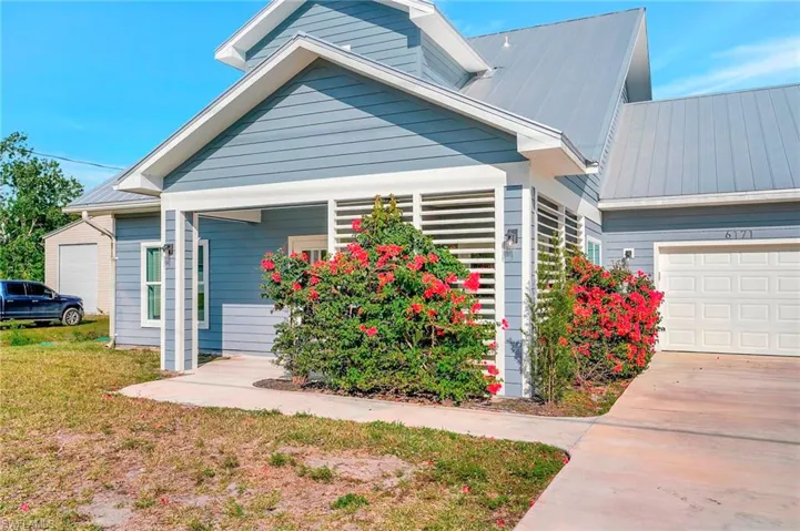 View of front of home featuring a front yard