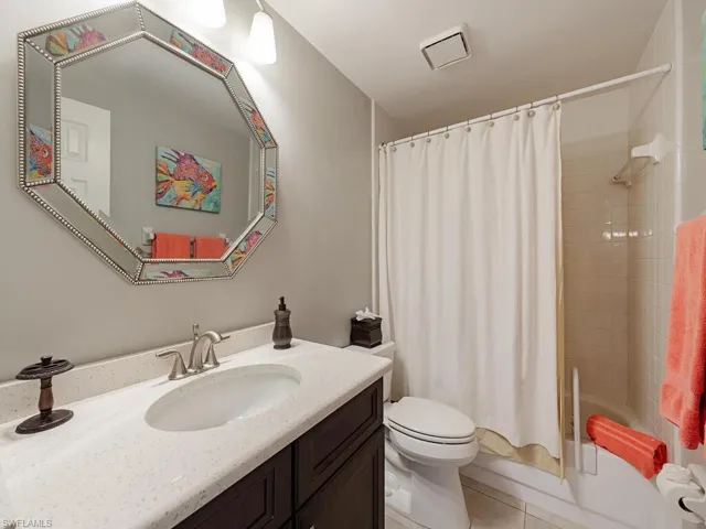 Guest Bathroom with shower / tub combo tub