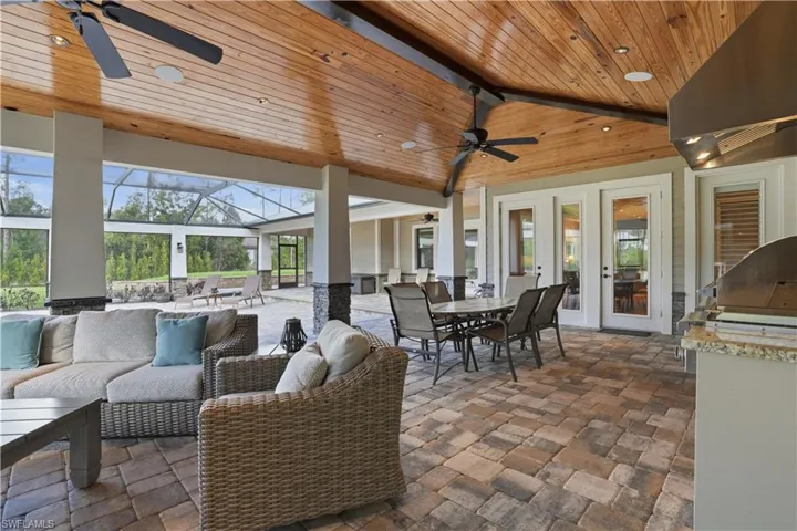 Indoor/outdoor living at its finest!