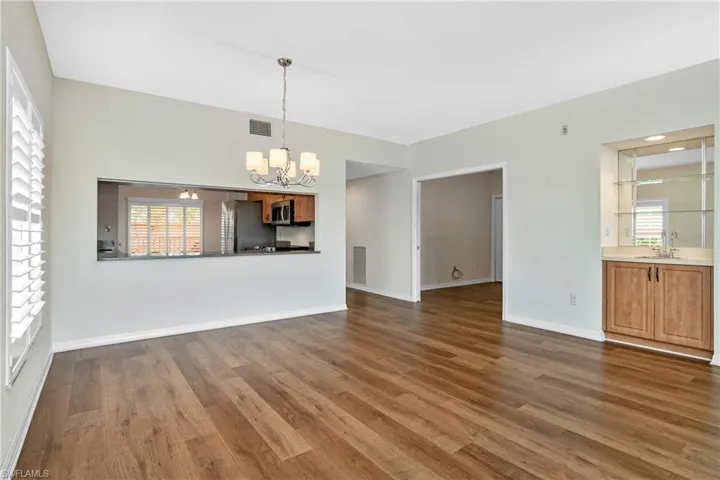Dining area with wet bar