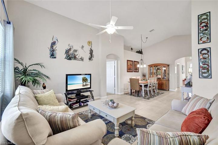 SPACIOUS LIVING ROOM