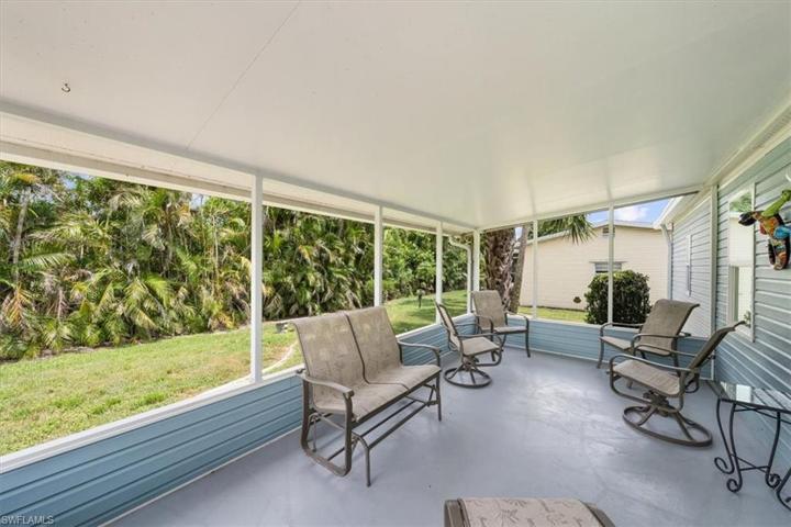 Private screened Lanai.