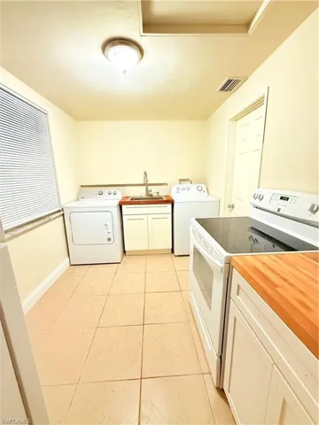 2nd Kitchen with washer / dryer