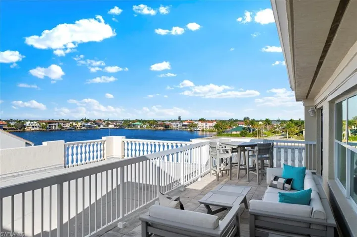 Additional private balcony