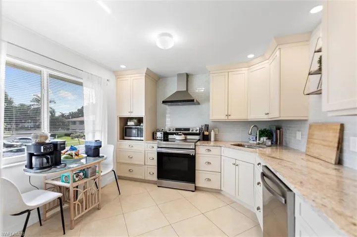 249 Memory Ln 4, Naples, Florida 34112