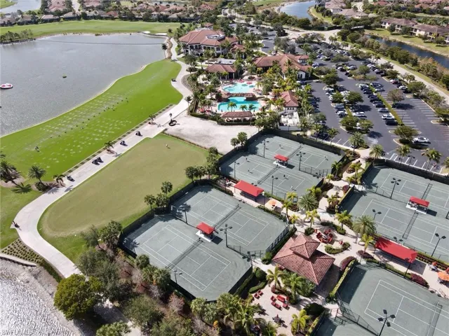 Bonita National has it all—tennis, resort-style pool & hot tub, gym, sauna, spa, outdoor bar, and evening clubhouse!
