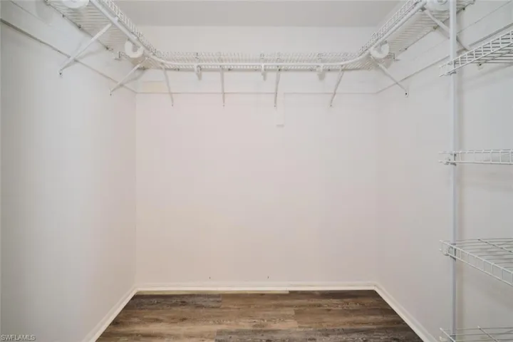 LARGE WALK-IN CLOSET