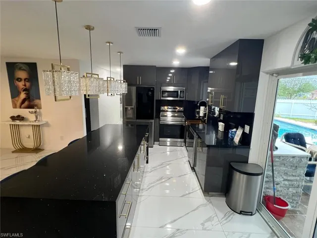 1118 Pine Island Ln, Cape Coral, Florida 33909