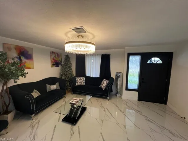 1118 Pine Island Ln, Cape Coral, Florida 33909