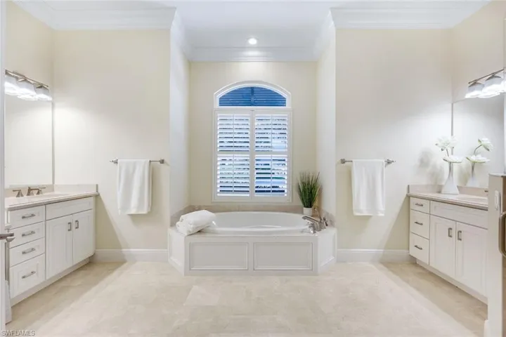 Jetted tub, dual sinks and a separate WC
