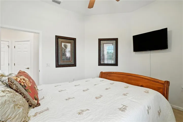 Guest bedroom with walk in closet Queen bed