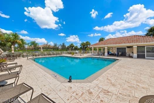 Community pool with Cabana & Gas Grills