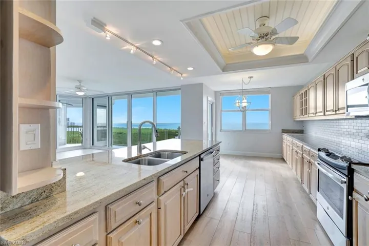6101  Pelican Bay  BLVD, Naples, FL 34108