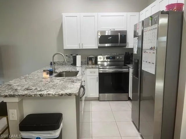 GRANITE COUNTERS, SHAKER CABINETS W/SOFT CLOSE DOORS AND DRAWERS AND STAINLESS APPLIANCES