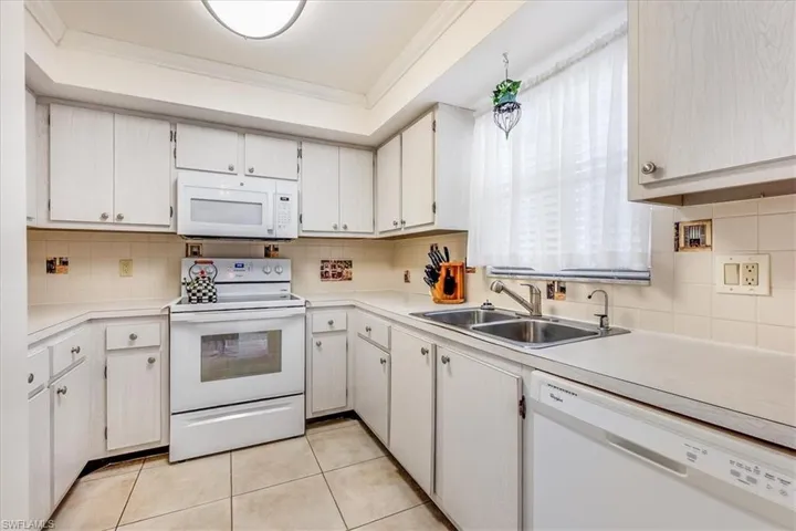 5451 Rattlesnake Hammock RD # 207D, NAPLES FL 34113