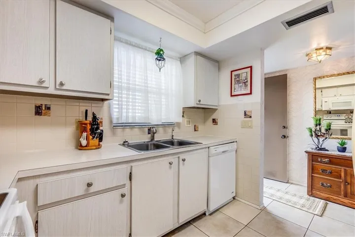 5451 Rattlesnake Hammock RD # 207D, NAPLES FL 34113