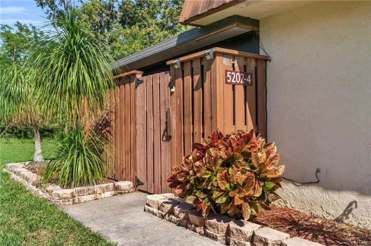 5202  Cedarbend  DR, Fort Myers, FL 33919