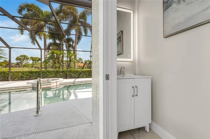 Outdoor Pool/Spa with Private Pool Bath Screened Lanai and Patio Area