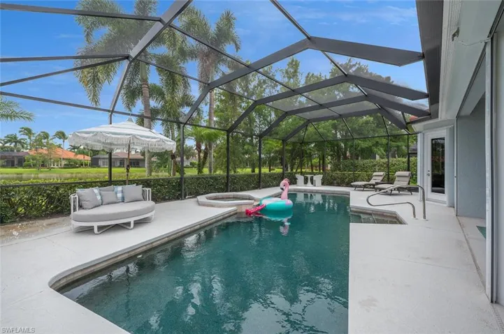 Swimming Pool with an In-Ground Hot Tub/Spa and Screened Lanai