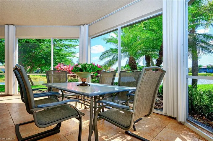 Sunroom / solarium with a textured ceiling