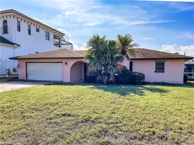View of front of property featuring a front yard