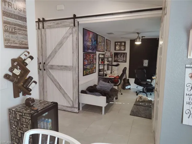 Den Barn Door Open