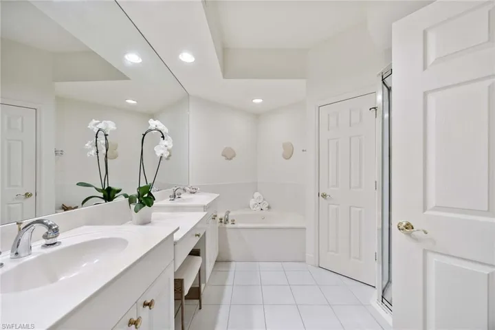 340  7th S AVE, Naples, FL 34102