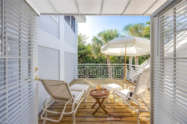 340  7th S AVE, Naples, FL 34102