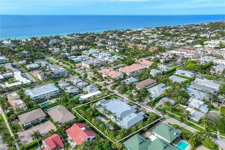 340  7th S AVE, Naples, FL 34102