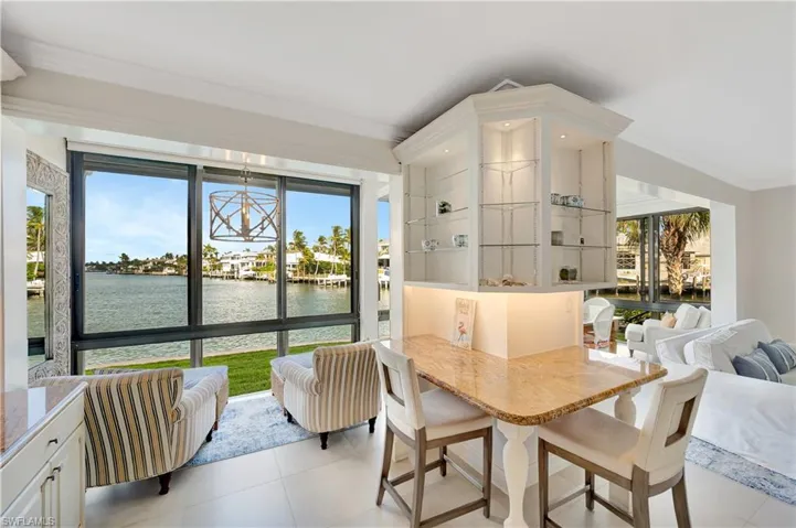 Comfortable Nook and Breakfast Bar