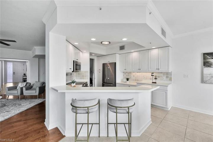 Kitchen & Breakfast Bar