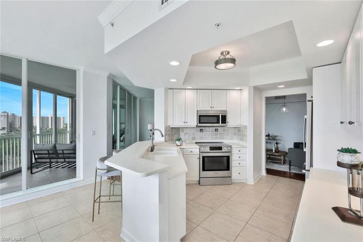 Kitchen & Breakfast Bar