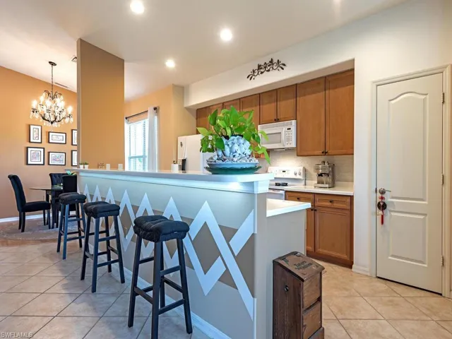 Breakfast bar with undercounter lighting.