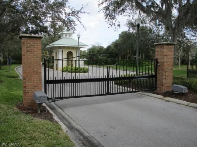 Moody River features a front and back gate.