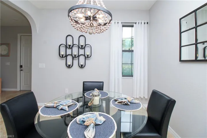 9025  Alturas  ST, Naples, FL 34113