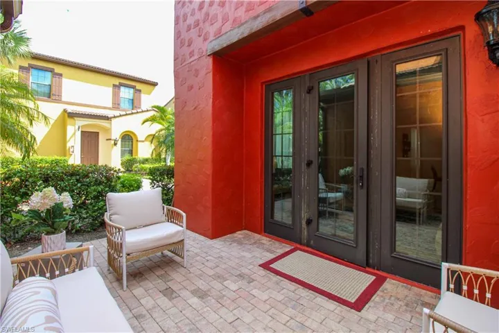 9025  Alturas  ST, Naples, FL 34113