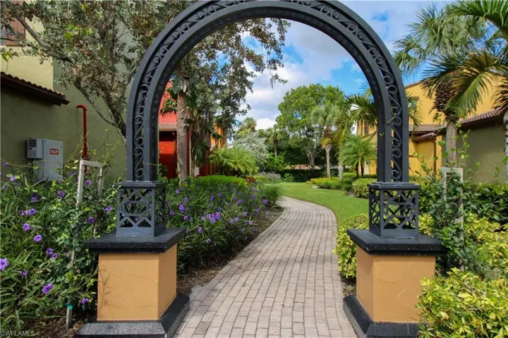 9025  Alturas  ST, Naples, FL 34113