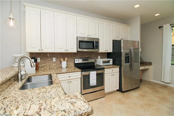 9025  Alturas  ST, Naples, FL 34113