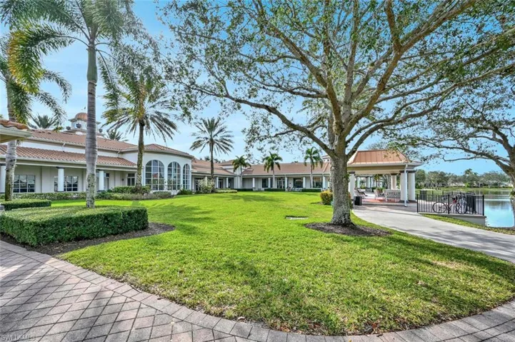 View of front of property featuring a front yard