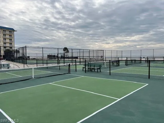 4 pickleball courts / 1 tennis court