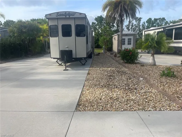View of yard featuring an outdoor structure