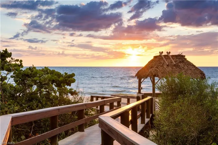 Just 5 minutes to Barefoot Beach!