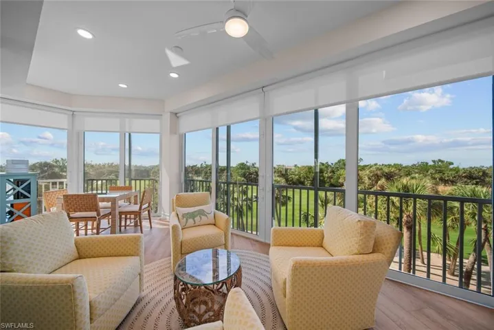 Sunroom with ceiling fan