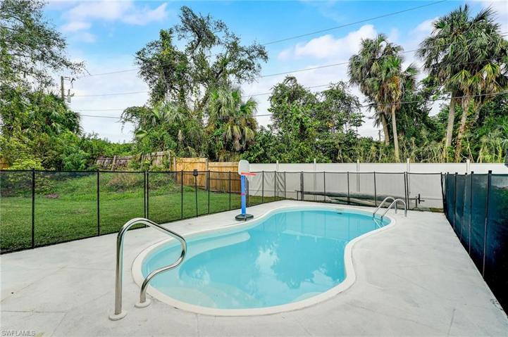 7305 Sean LN, NORTH FORT MYERS FL 33917
