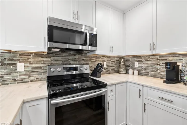 9101 Vanderbilt Dr 302, Naples, Florida 34108