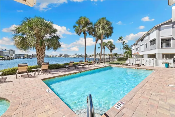 9101 Vanderbilt Dr 302, Naples, Florida 34108